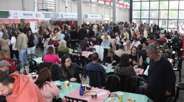 público aproveita variedade gastronômica oferecida na festa  #paratodosverem