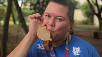 atleta beija a medalha #paratodosverem