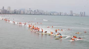 surfistas na mesma onda simultaneamente. #paratodosverem