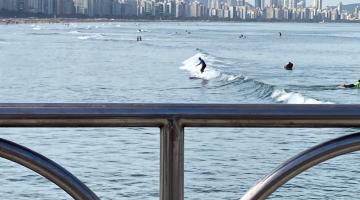 Torneio em Santos reúne feras e veteranos do longboard no Novo Quebra-Mar