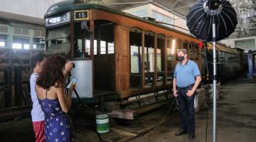 equipe filma com bonde ao fundo #paratodosverem 