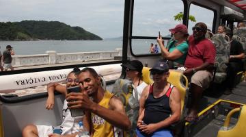 turistas fazem selfie dentro do ônibus #paratodosverem