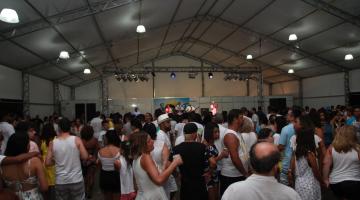 Pessoas na tenda durante show #pracegover 