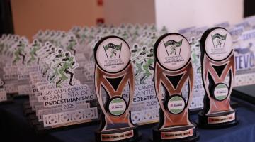 imagem dos troféus do Santista de Pedestrianismo.#Paratodosverem.