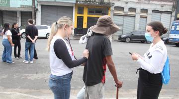 voluntária ausculta pulmão de paciente em situação de rua #paratodosverem