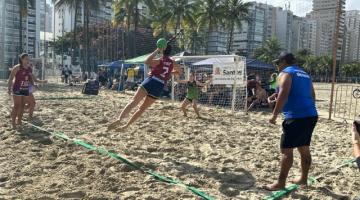 atleta salta para lançar bola no gol #paratodosverem