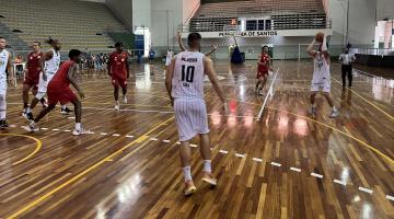 atletas jogam basquete em quadra. #paratodosverem