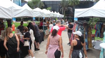 público confere as atrações da feira Villarejo Art #paratodosverem