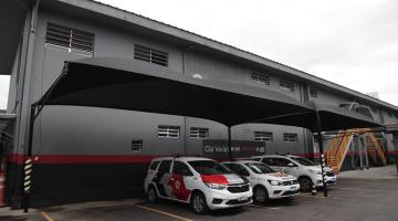 carros parados na garagem da sede #paratodosverem 