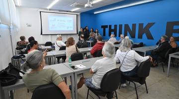 idosos na sala de aula #paratodosverem
