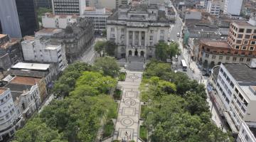 vista geral e aérea do centro da Cidade, com foco na praça mauá e prédios adjacentes. #paratodosverem