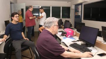 pessoas em computadores fazendo a declaração #paratodosverem