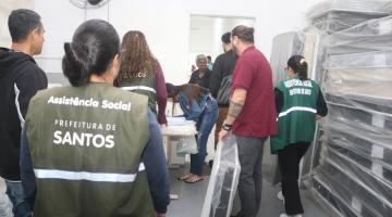 pessoas se movimentando em local com colchões #paratodosverem 