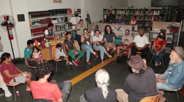 Roda de bate-papo reúne indígenas e não indígenas na biblioteca. #pratodosverem