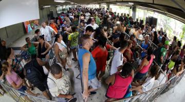 pessoas na fila para comprar ingressos #paratodosverem 
