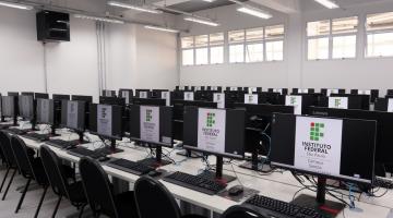 computadores prontos na sala #paratodosverem 