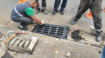 operário instalando grelha #paratodosverem