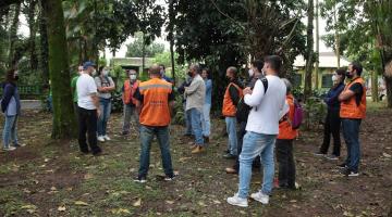 Profissionais envolvidos na arborização conversam em área verde do jardim botânico. #paratodosverem