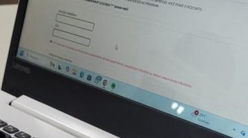 pessoa acessando o site no computador #paratodosverem