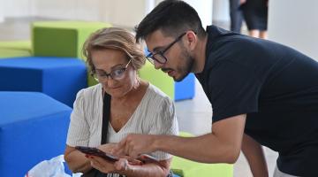 estudante ajuda idosa #paratodosverem 