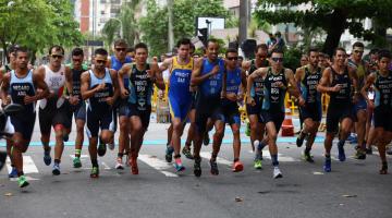 Atletas estão correndo na rua. #Pracegover