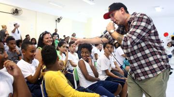 Rapper canadense Samian faz show para alunos de escolas municipais