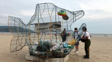 Estruturas em formato de peixe e tubarão-baleia ajudam a reduzir lixo na praia de Santos