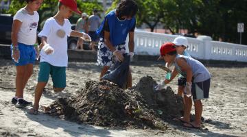 Em mais um dia de atividade na praia, crianças aprendem sobre riscos que o lixo oferece à vida marinha