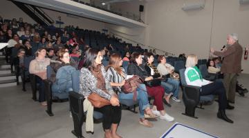 Professor fala em pé para auditório cheio #pracegover