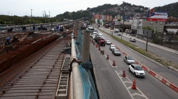 Viaduto em construção à esquerda da imagem e trânsito fluindo à direita