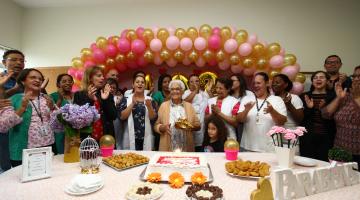 Paciente de 102 anos ganha festa de aniversário em policlínica