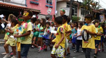 Crianças desfilam na rua e homenageiam Chiquinha Gonzaga