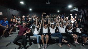 Estudantes santistas que fazem aulas de surfe conhecem trajetória de lenda da modalidade