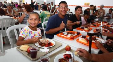 família come na mesa #pracegover 