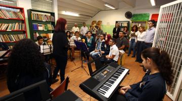 Alunos fazem recital de piano, violões e flautas