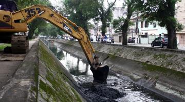 Mais de 220 toneladas de lama são retiradas do canal 1. Confira no vídeo