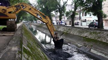 Mais de 220 toneladas de lama são retiradas do canal 1. Confira no vídeo