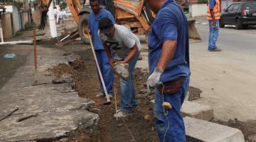 operários e máquina atuam na obra #pracegover 