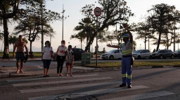 agente faz sinal na avenida e pedestres começam a atravessar na faixa #paratodosverem