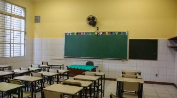 Sala de aula com nova pintura. As carteiras dos alunos estão dispostas organizadamente. Há lousa no fundo. #Paratodosverem