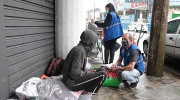 agente da prefeitura conversa com morador em situaçao de rua #paratodosverem