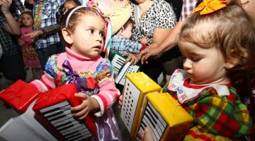 Famílias e alunos se divertem em festa na escola Margareth Buchmann