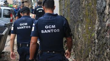 dois guardas andam na rua #paratodosverem 