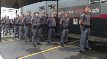 policiais estão em pé, perfilados, parados e com as mãos para trás. #paratodosverem 