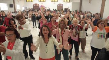 Idosos comemoram 15 anos do programa santista Movimente-se com a Música e com a Dança