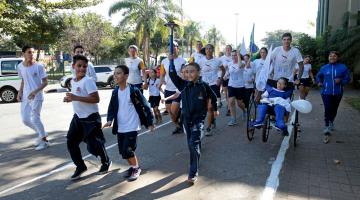 Atletas trazem mensagem de paz a Santos