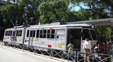 Pessoas subindo no bonde turístico. #paratodosverem