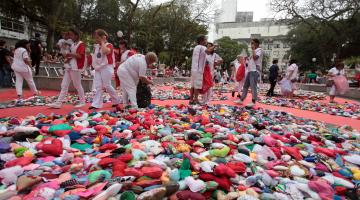 Mobilização em Santos arrecada 20 toneladas de alimentos e 200 mil corações de tecido 