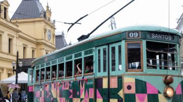 o bonde turístico na frente da estação do valongo. #paratodosverem 