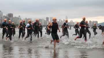 atletas correndo na água #paratodosverem